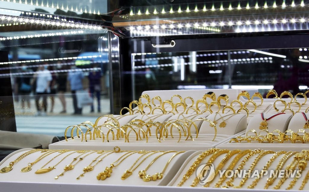 7月23日，在首尔钟路区韩国黄金交易所，柜台上摆放着各种黄金饰品。